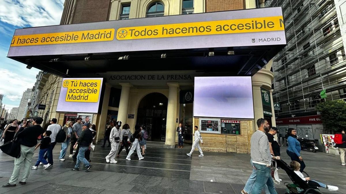 Gente pasando por delante del Palacio de la Prensa actualmente