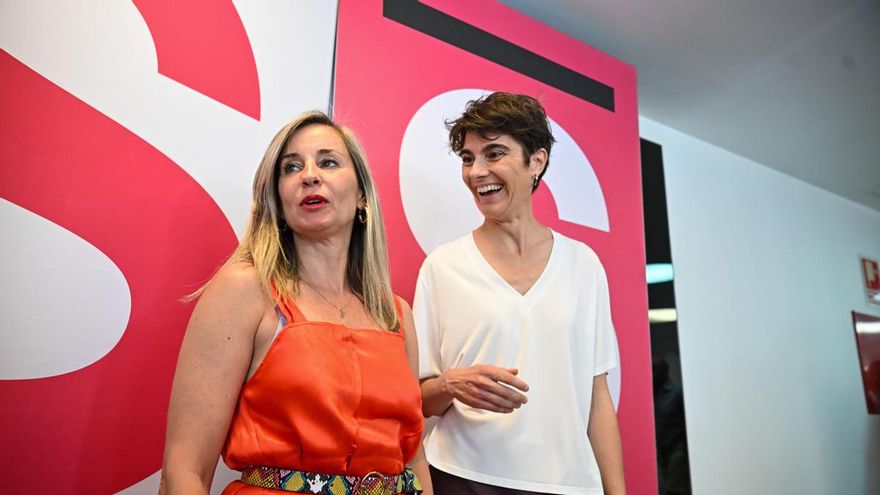Verónica Barbero (i) y Rosa Martínez (d) a su llegada a la asamblea extraordinaria celebrada que la formación política Sumar celebra este sábado para renovar previsiblemente su dirección con una candidatura de unidad para tratar de superar la crisis interna que vive la formación, que desembocó en la dimisión de su secretaria de Organización. EFE/Fernando Villar