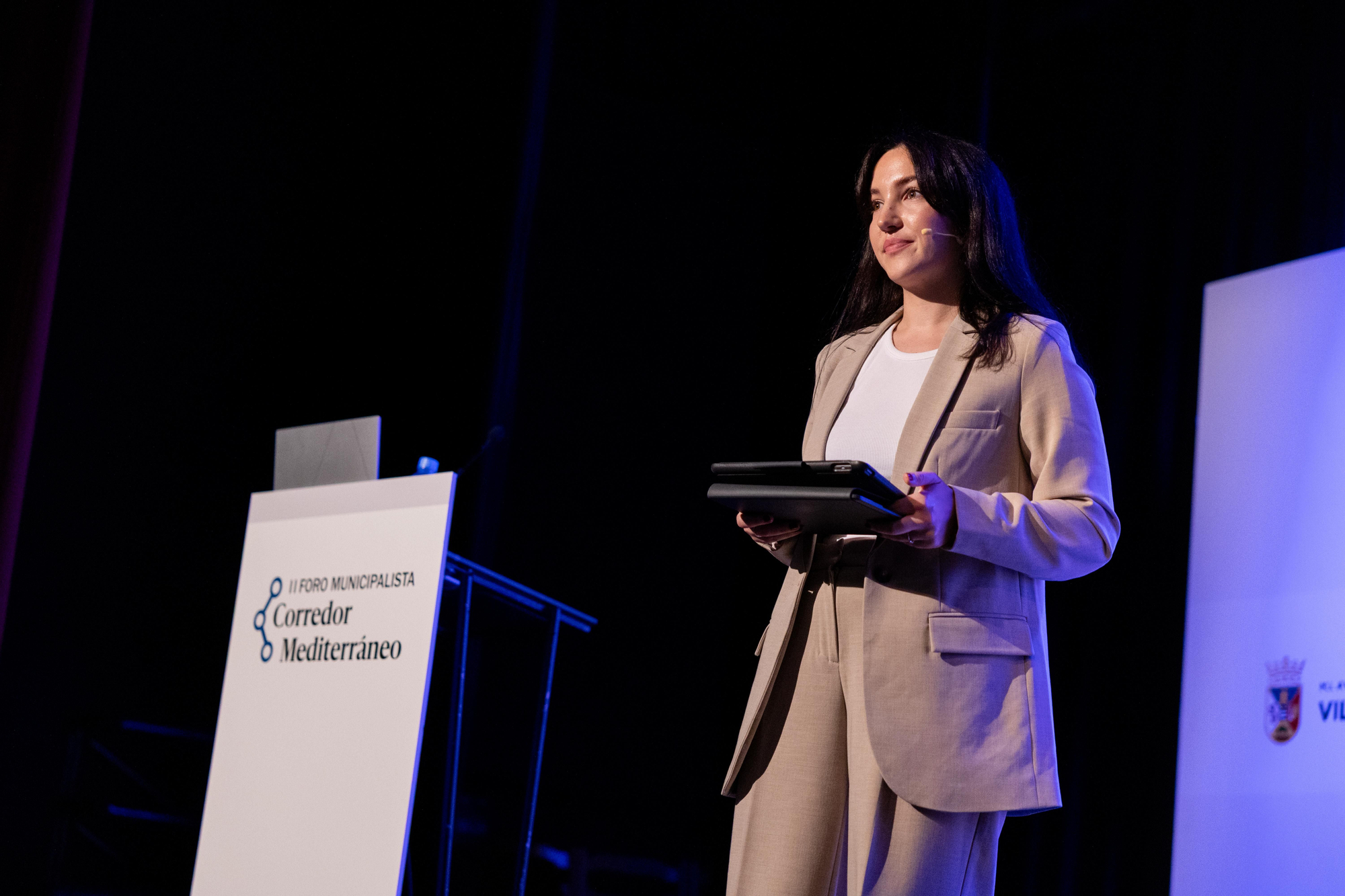 La perdiodista Célia Cerezo, presentadora del II Foro Municipalista Corredor Mediterráneo.
