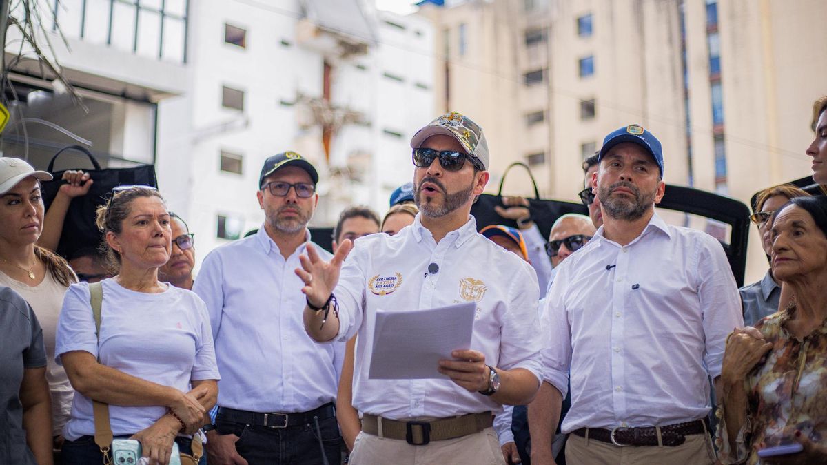 El presidente Abelardo de la Espriella (c) durante una visita a la ciudad de Cali, afectada por el terremoto del pasado 11 agosto.