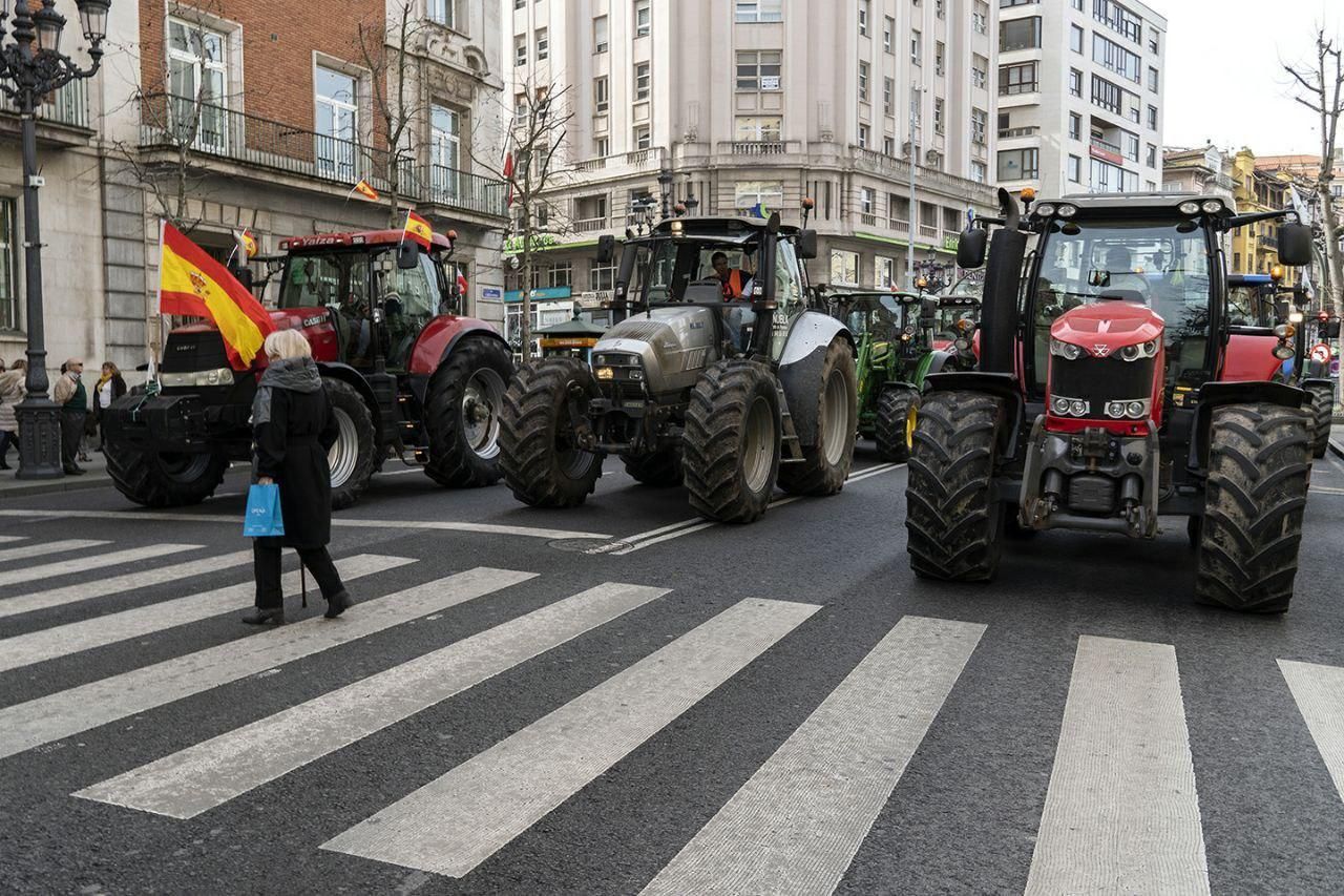 Manifestación de agricultores y ganaderos en Santander. | JOAQUÍN GÓMEZ SASTRE