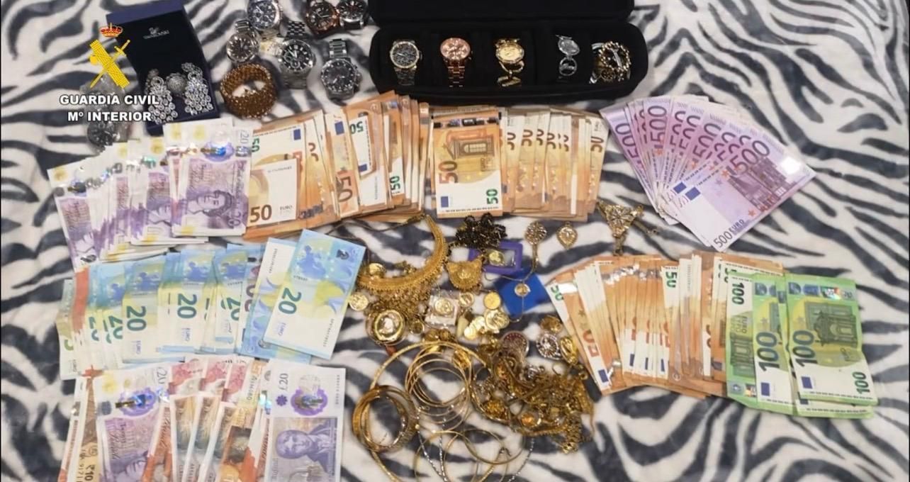 Dinero y otros objetos intervenidos por la Guardia Civil. GUARDIA CIVIL