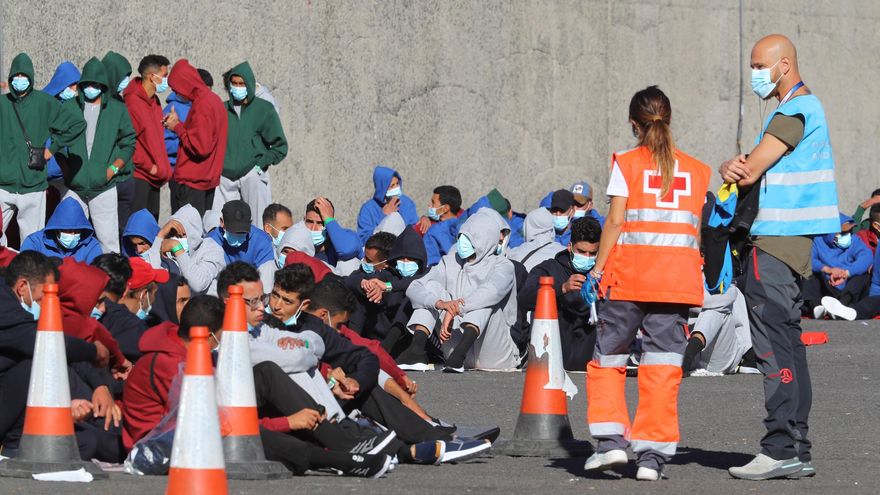 Borrell: los cayucos de Canarias son "una consecuencia económica de la covid-19"
