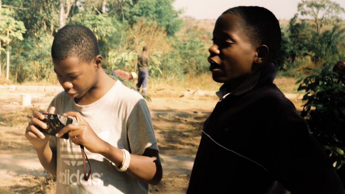 Fotografías que transforman: jóvenes angoleños sostienen su educación retratando su mundo con cámaras andaluzas