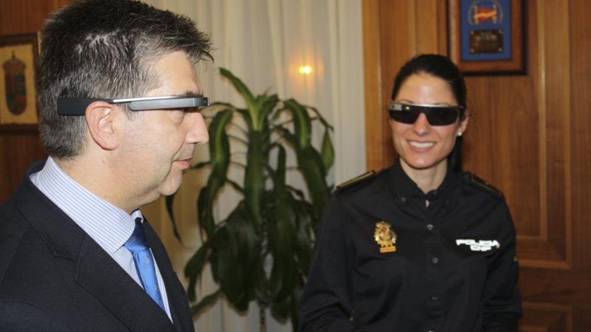 El director de la Policía, Ignacio Cosidó, prueba unas Google Glass