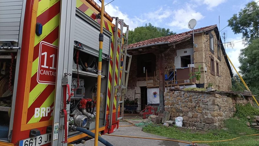 Bomberos extinguen un encendio en una vivienda.