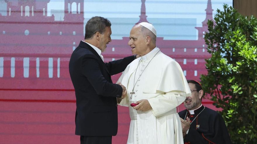 El papa León XIV saluda al actor Antonio Banderas durante el encuentro 'Tejer redes con el mundo de la cultura, la educación, la empresa y el deporte’.