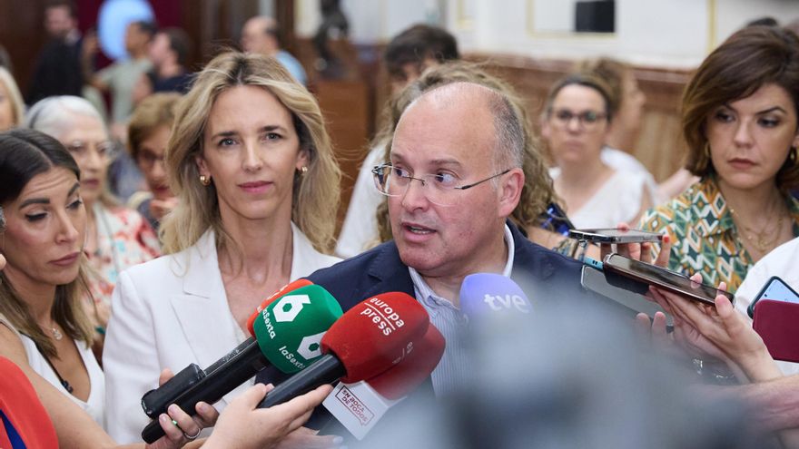 El portavoz del PP en el Congreso, Miguel Tellado (c), junto a la diputada del PP Cayetana Álvarez de Toledo (i), a 13 de junio de 2025, en Madrid (España).