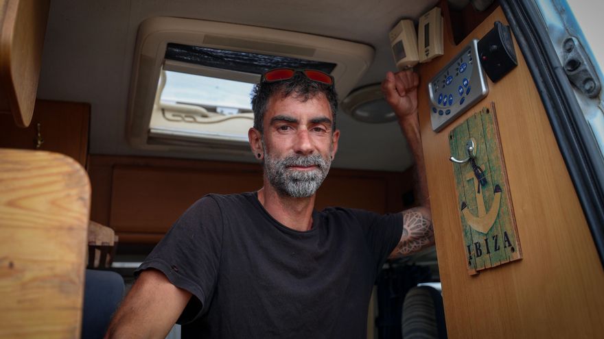 "No soy un delincuente": la nueva normativa de Ibiza complica la vida en las caravanas