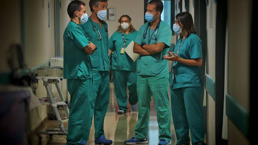 Profesionales sanitarios en el Reina Sofía.