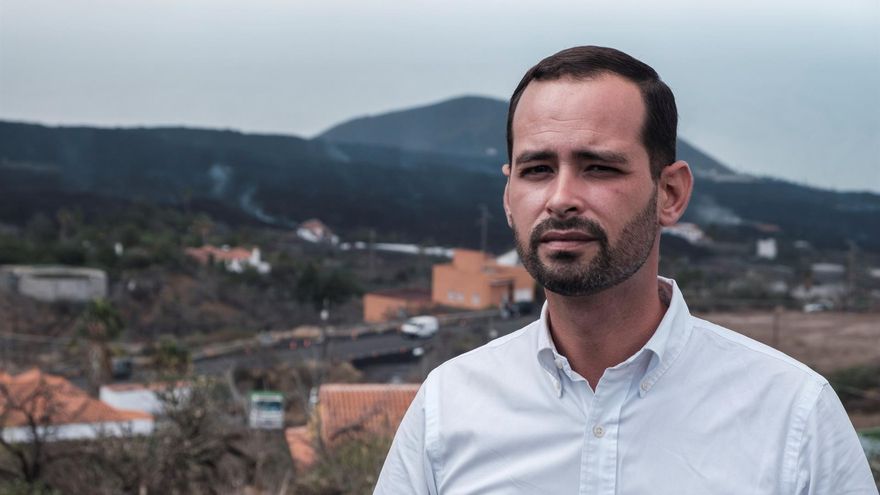 Un rinconcito de la memoria para los difuntos que yacen en un cementerio cercado por la lava en La Palma y que este año no tendrán flores