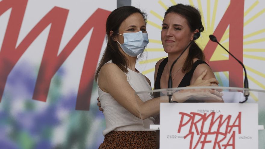 La ministra de Igualdad, Irene Montero, acompañada por la líder de Unidas Podemos y ministra de Derechos Sociales y Agenda 2030, Ione Belarra (i), durante su participación en la Fiesta de la Primavera de Podemos celebrada en Valencia este domingo. EFE/Kai Försterling