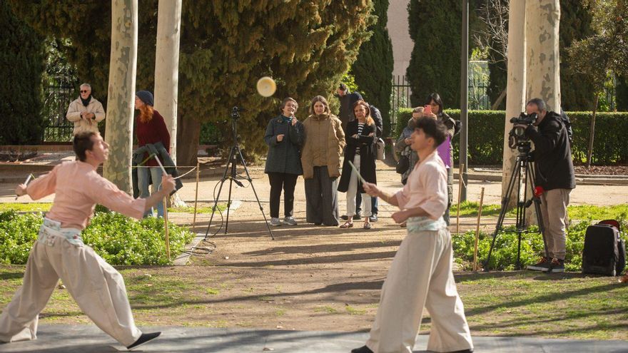 Una exhibición artística en el parque con motivo de la floración de los almendros