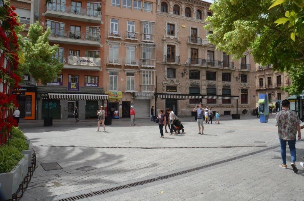 La plaza Santo Domingo con los locales cerrados en apoyo a la huelga