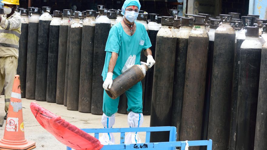 Un enfermero descarga una bombona de oxígeno vacía para rellenarla en un hospital de Calcuta, India, en mayo.