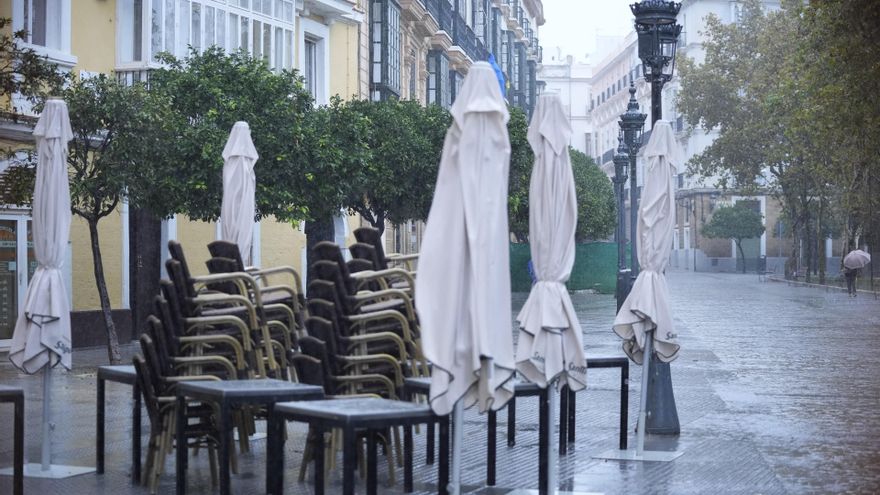 Veladores recogidos durante la intensa lluvia. Imagen de archivo.