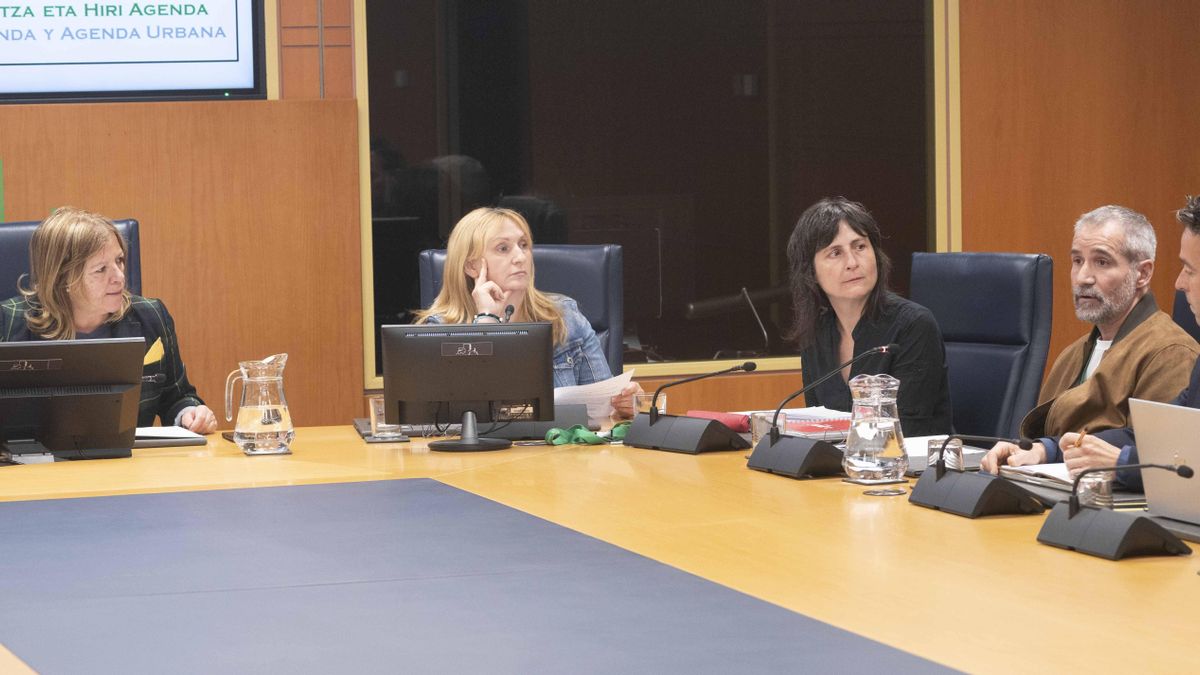 Ruben Iturre y Miriam Díaz de Tuesta, del sindicato LAB, y Amaya de la Cruz, inquilina de Vitalquiler