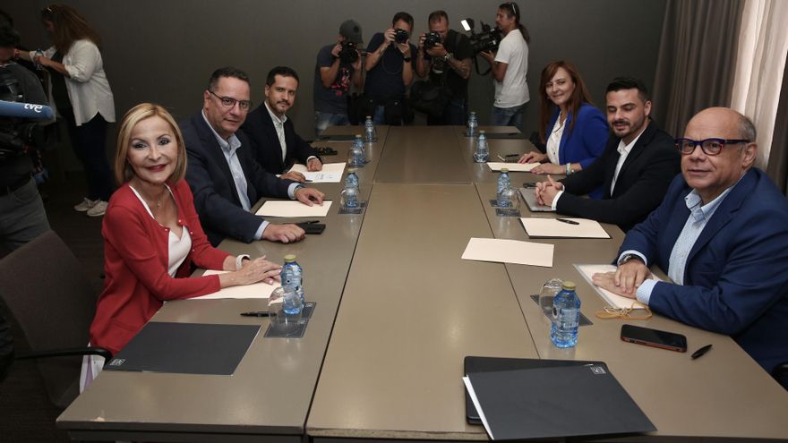 El programa de gobierno de CC y PP apuesta por bajar el IGIC y "diversificar la economía" de Canarias con más turismo