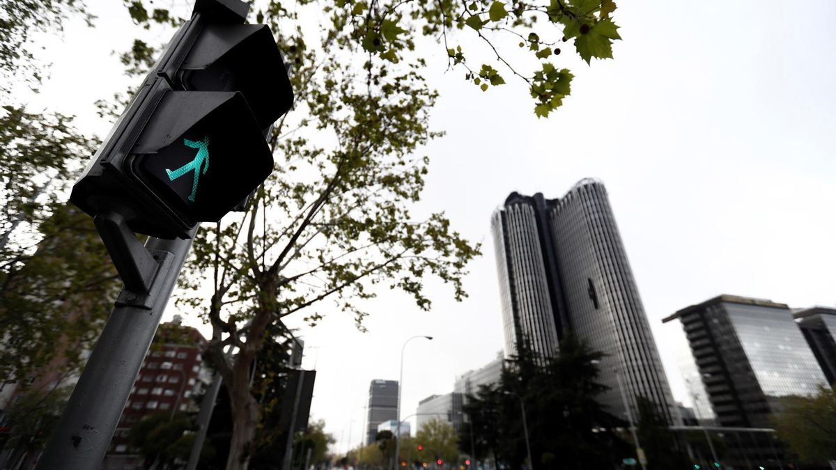 La nueva normativa de la DGT que protege a los peatones y cambia los semáforos