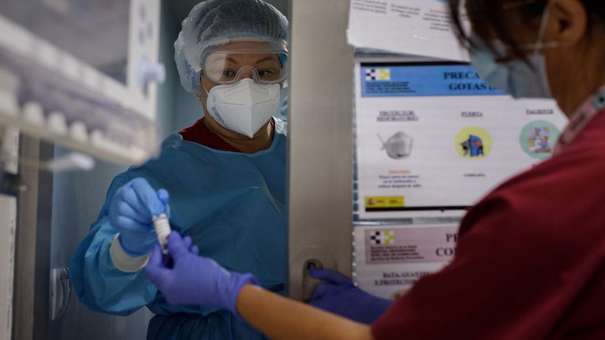 Una sanitaria en Hospital Universitario Nuestra Señora de La Candelaria, en Santa Cruz de Tenerife