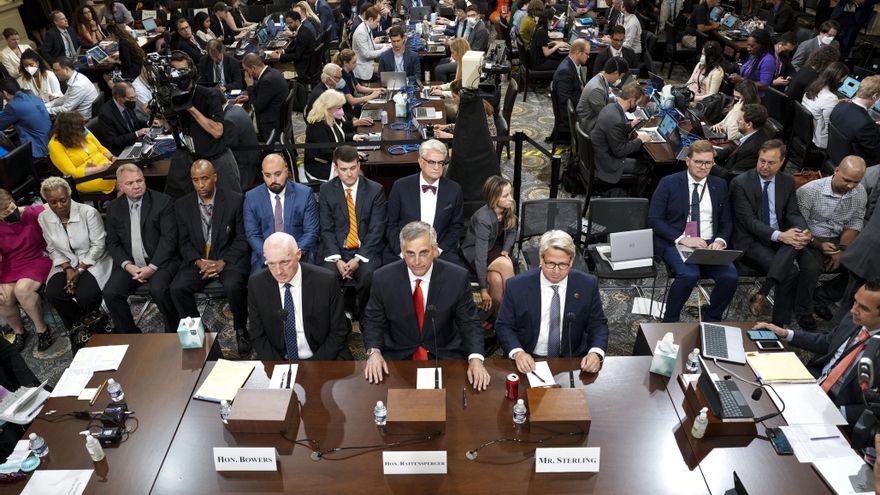 (i-d) Los testigos Rusty Bowers, Brad Raffensperger y Gabriel Sterling, durante una audiencia pública ante el comité legislativo que investiga el asalto al Capitolio, este 21 de junio. 