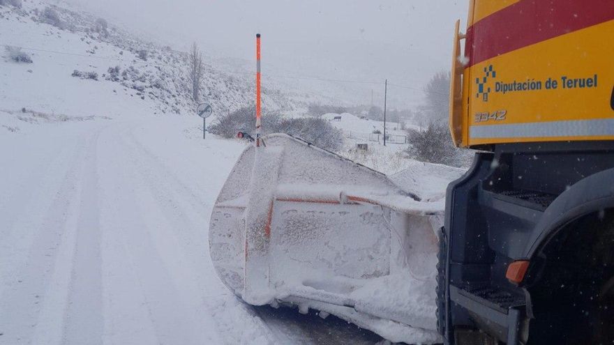 Un quitanieves trabaja en las labores de restauración de vías en Teruel.