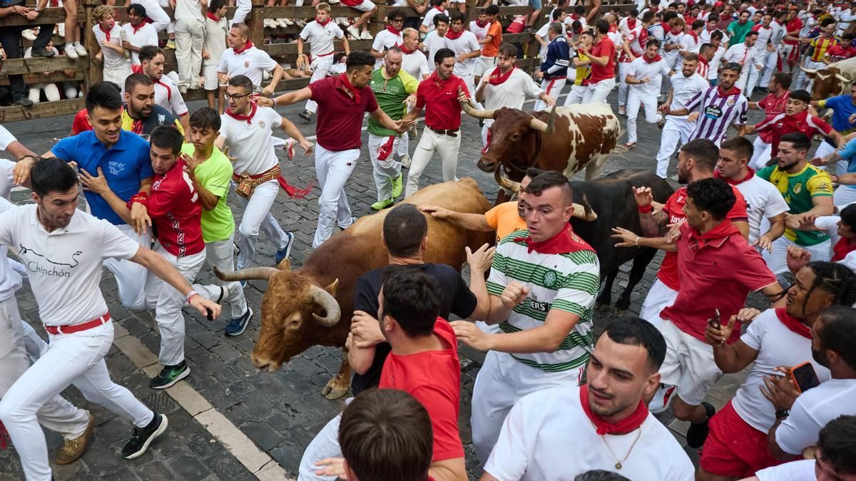 Los toros de la Palmosilla protagonizan un encierro veloz y accidentado que deja un corneado y otros seis heridos