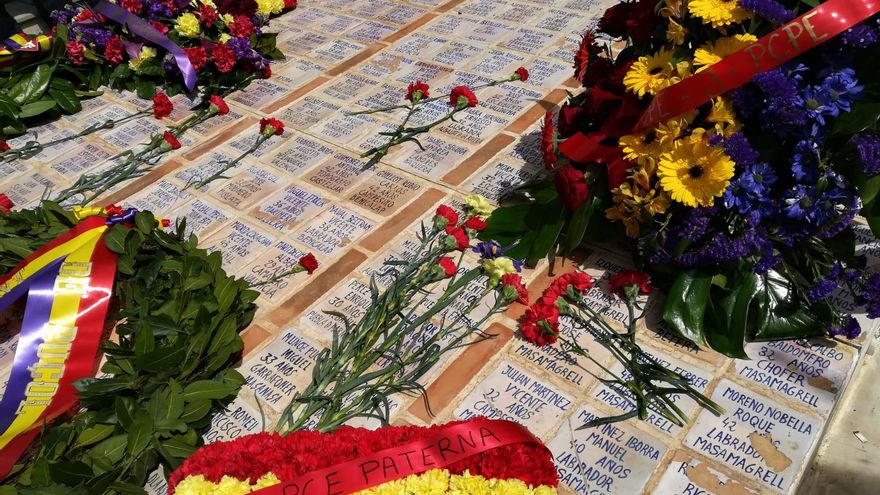 Placas en recuerdo de los fusilados republicanos en la fosa 126 del cementerio de Paterna.