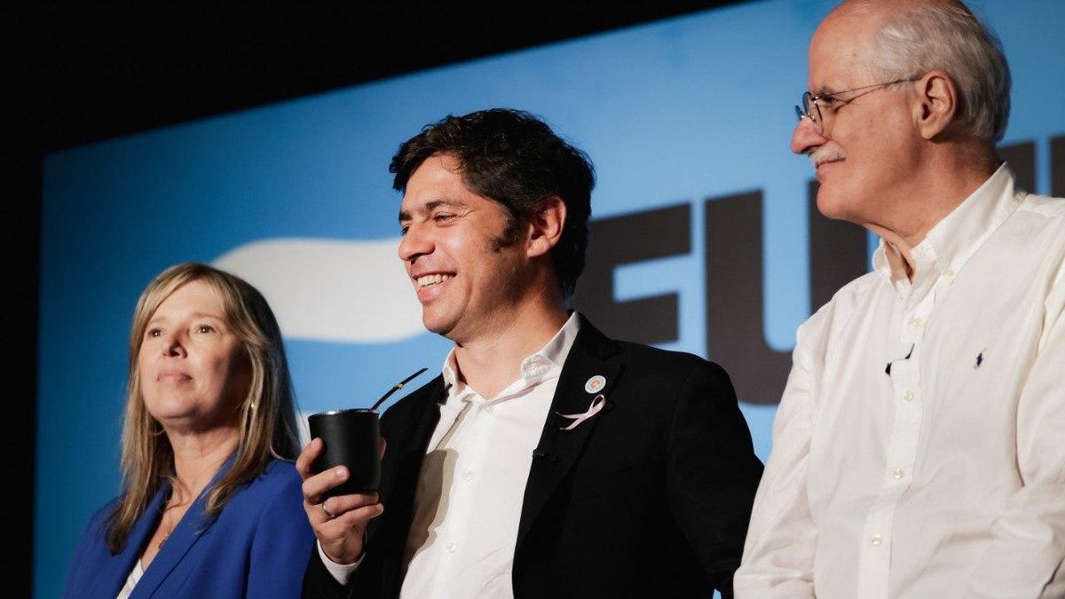 Axel Kicillof, de campaña, junto a Jorge Taiana y Cristina Álvarez Rodríguez