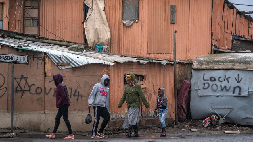Sudáfrica reinstaura el toque de queda y restringe el alcohol por la COVID-19