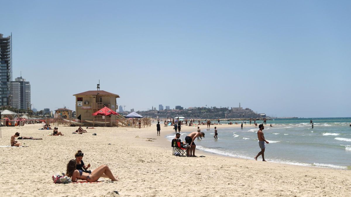 Bañistas en la playa de Tel Aviv, en Israel, el 20 de junio de 2025.