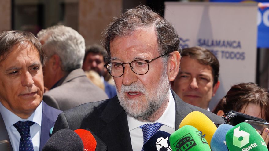 El expresidente del Gobierno Mariano Rajoy atiende a medios a su llegada a un acto de campaña previo a las elecciones del 28M, en la Plaza del Liceo, a 18 de mayo de 2028, en Salamanca, Castilla y León (España).