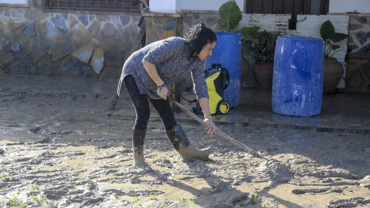 Vecinos de la parcelación de Las Cigüeñas, Montón de la Tierra limpian el barro de sus viviendas