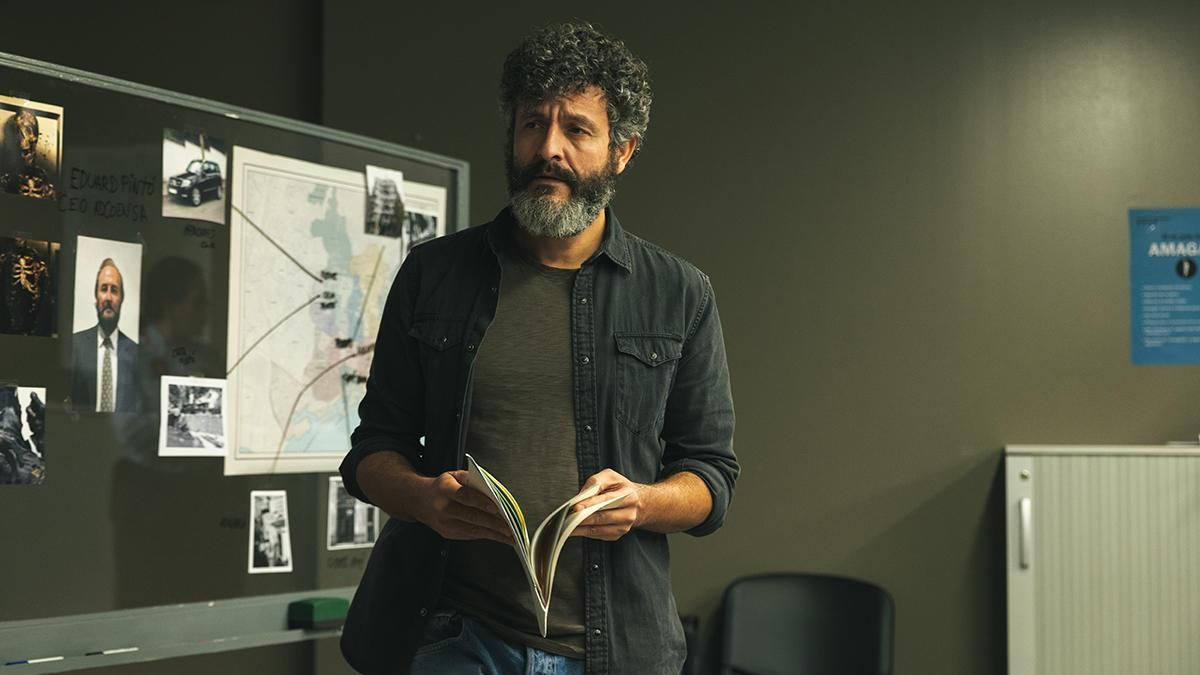 Isak Férriz, en una escena de 'Ciudad de sombras'