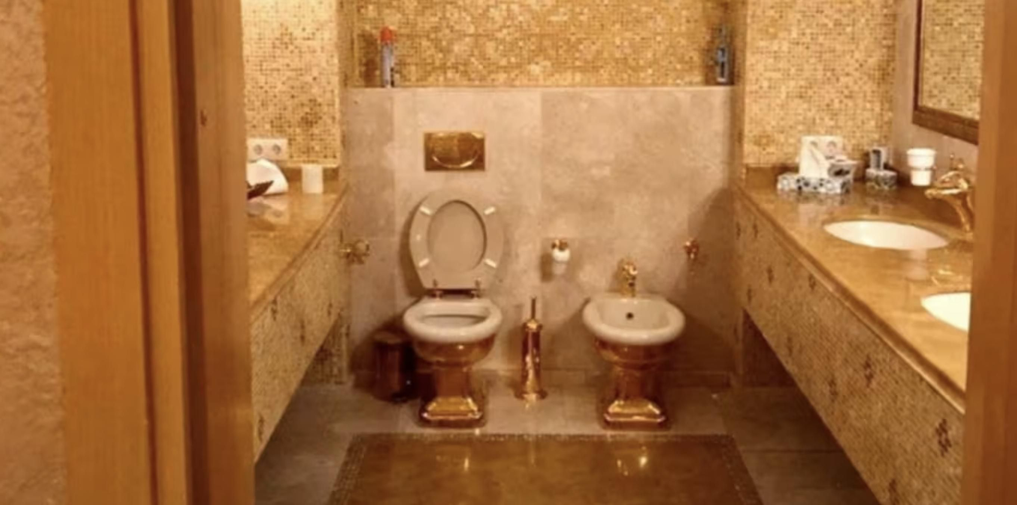 Un baño con grifos, inodoro y bidé hechos de oro en la residencia de Timur Mindich, amigo de Zelenski y sospechoso de corrupción.