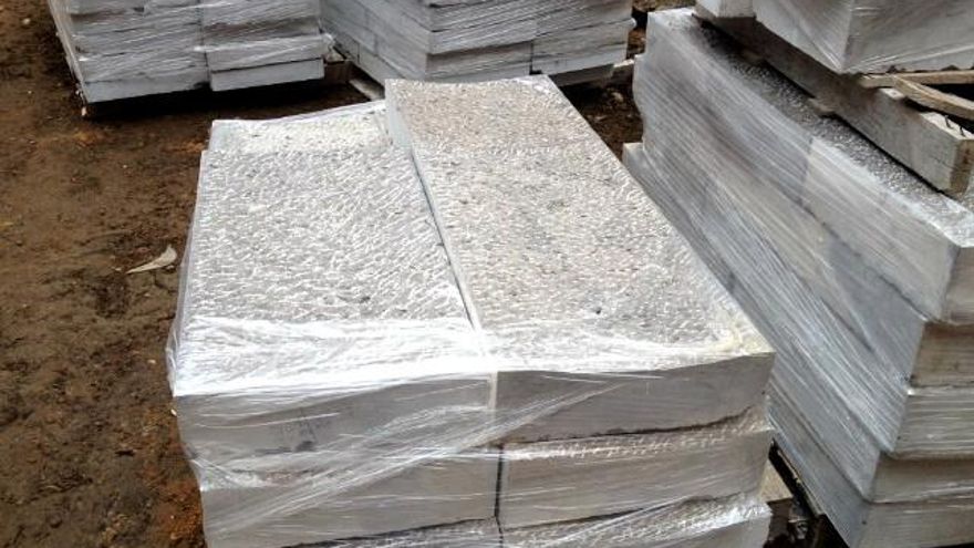 Las losetas de caliza, que el Ayuntamiento considera "tradicional" de León, ya listas para comenzar a extenderse.