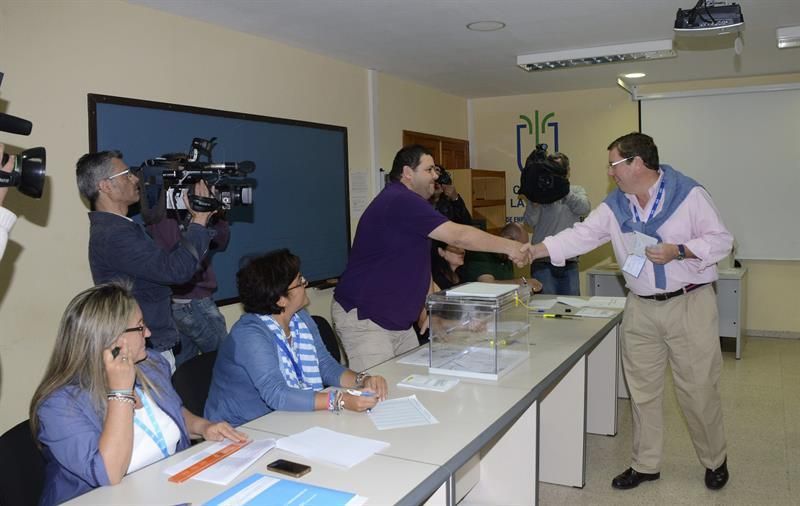 El candidato del PP a las elecciones europeas Gabriel Mato vota en un colegio electoral de la capital palmera