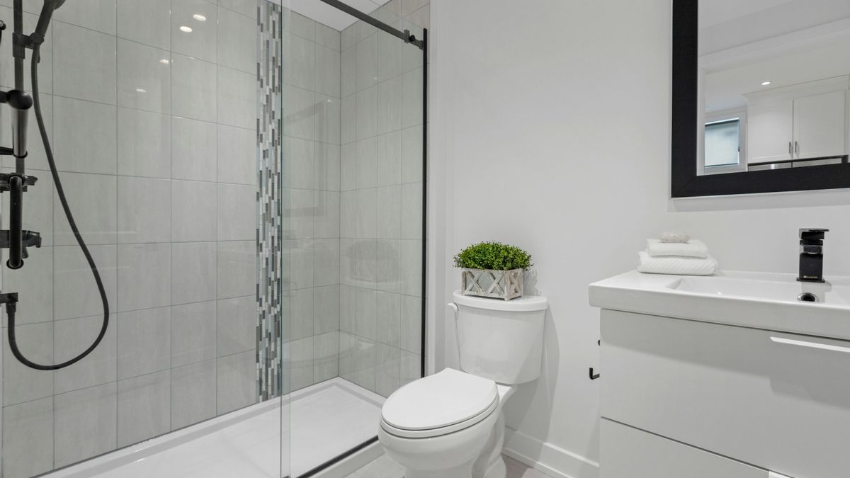 Las tuberías, el fondo del inodoro y la humedad del ambiente son focos habituales de mal olor.