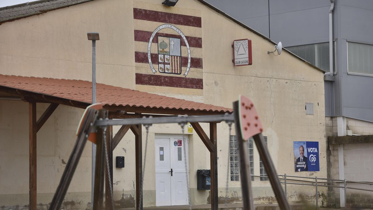 Cartel electoral de Jorge Azcón pegado en la fachada del club social de Angüés.