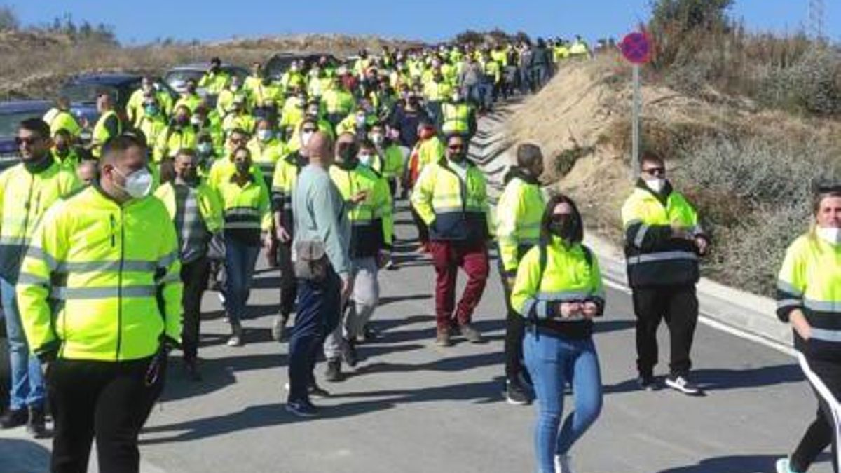 Trabajadores de la multinacional, durante la primera jornada de huelga