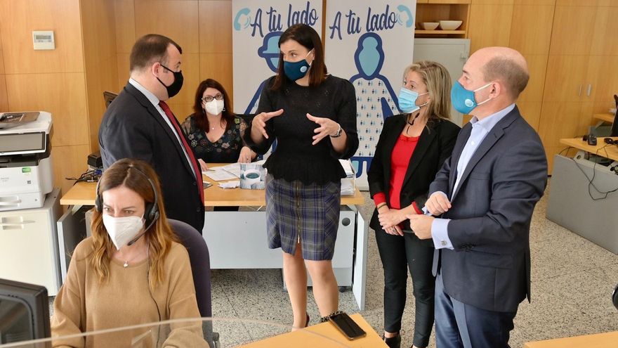 La alcaldesa Gema Igual visita el servicio de teleasistencia en una foto de archivo.