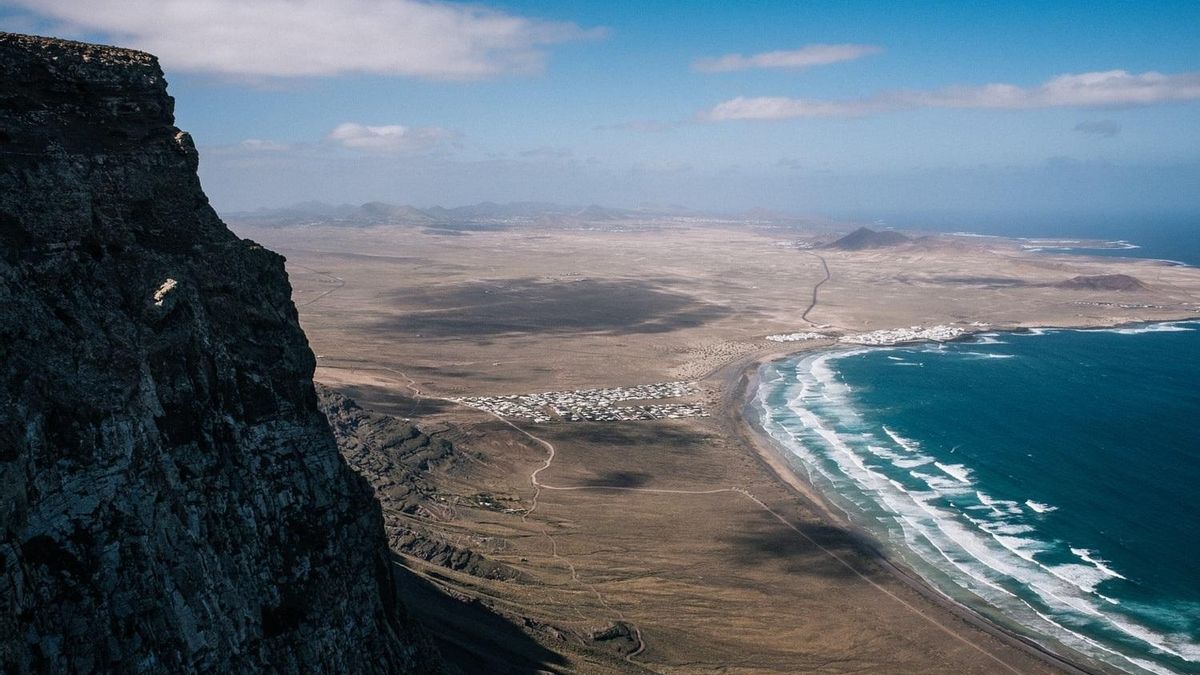 Se reanuda la búsqueda del joven bañista desaparecido en la playa de Famara