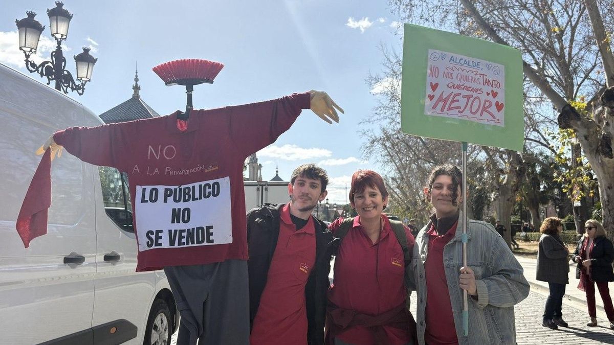 Victoria, que está en bolsa, ha acudido a la manifestación con sus dos hijos preocupada por el futuro del sector