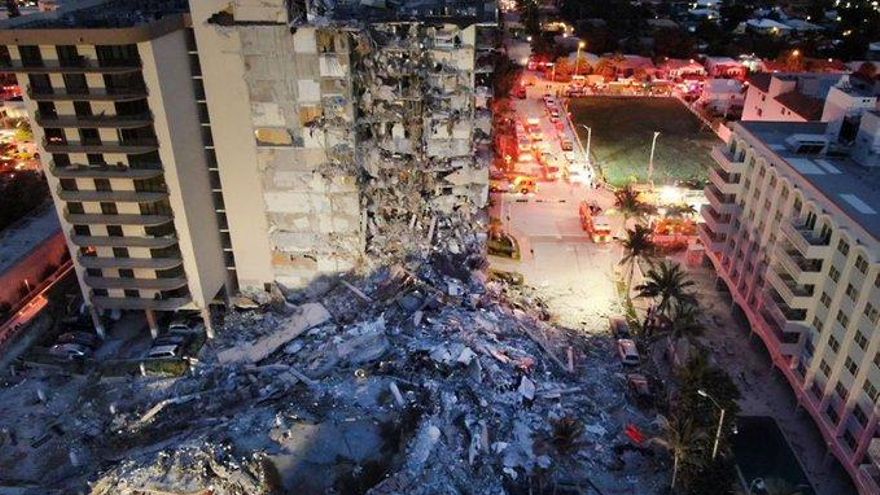 Confirman cuatro muertos por el derrumbe del edificio en Miami y extienden las tareas de rescate para encontrar sobrevivientes
