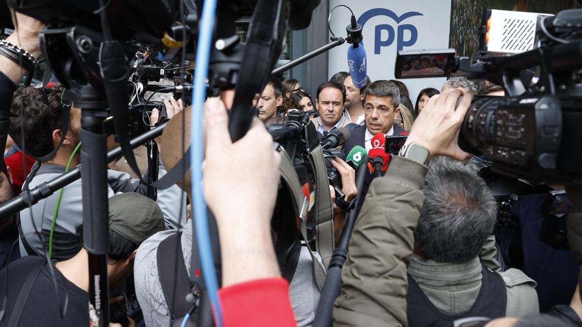 El president Carlos Mazón atiende a los medios.