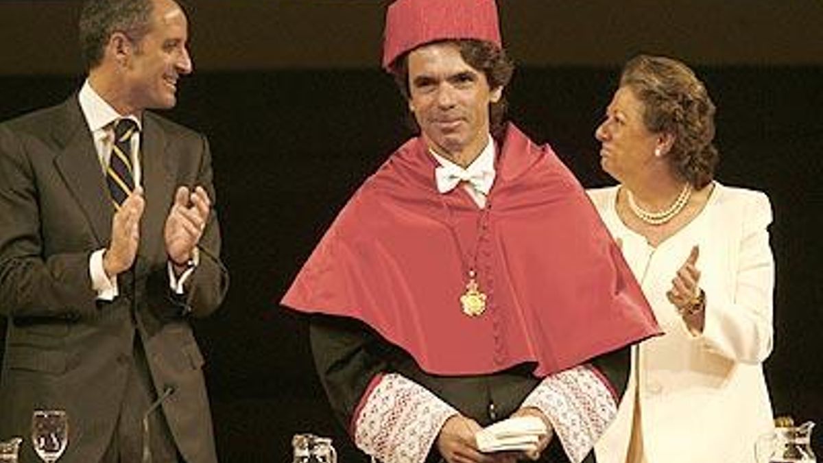 Francisco Camps, José María Aznar y Rita Barberá en la investidura como doctor Honoris Causa del expresidente del Gobierno en la CEU Cardenal Herrera de Valencia.