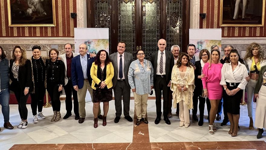 Antonio Muñoz, en el centro junto a María del Monte, rodeado de los artistas que participarán en el espectáculo.