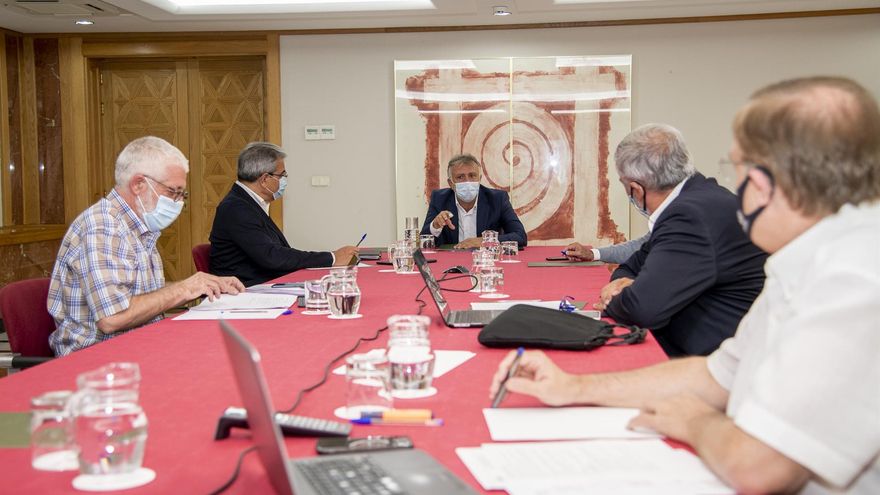 El presidente de Canarias, Ángel Víctor Torres, preside la reunión del comité de emergencia sanitaria
