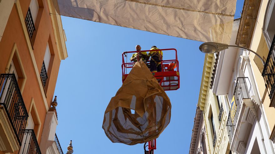 Imagen de archivo de la colocación de toldos en el centro de Sevilla.