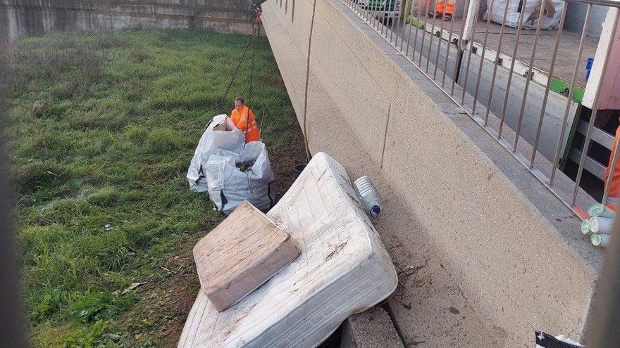 Retiran los restos de una chabola bajo el puente del yacimiento de Cercadillas